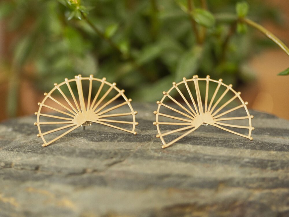Arete lineas doble abanico bronce - Imagen 2