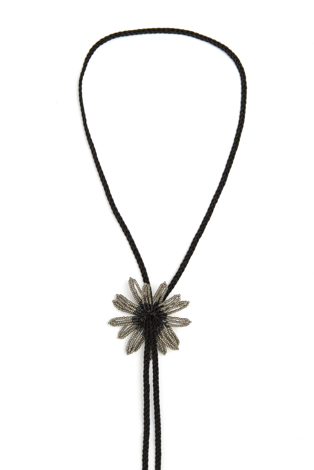 Collar flor sigilosa arbusiva negra